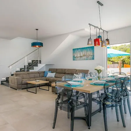 Lea Magdalena Villa *