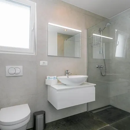 Lea Magdalena Villa *