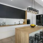 Lea Magdalena Villa *